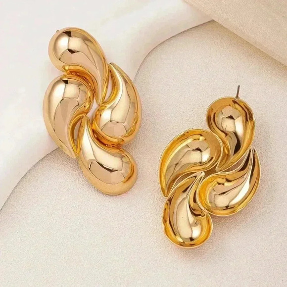 Gold Preppy Women's Minimalist Earrings - Picture 3 of 4